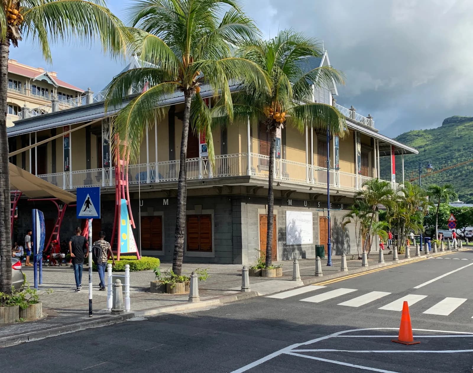 The Blue Penny Museum building behind palm trees at Caudan Waterfront