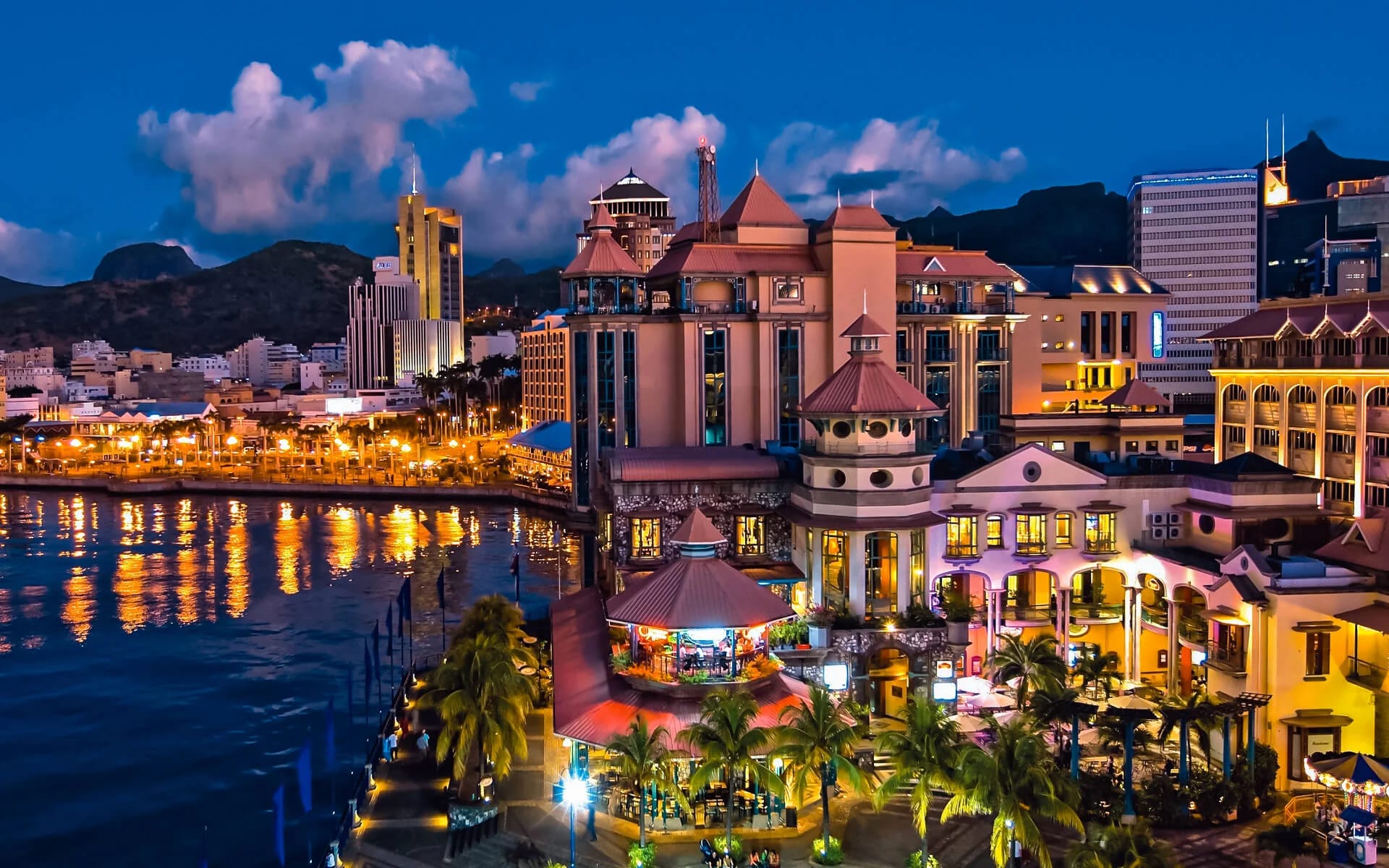 Les lumières du Caudan se reflètent dans le port de Port-Louis à la tombée du jour